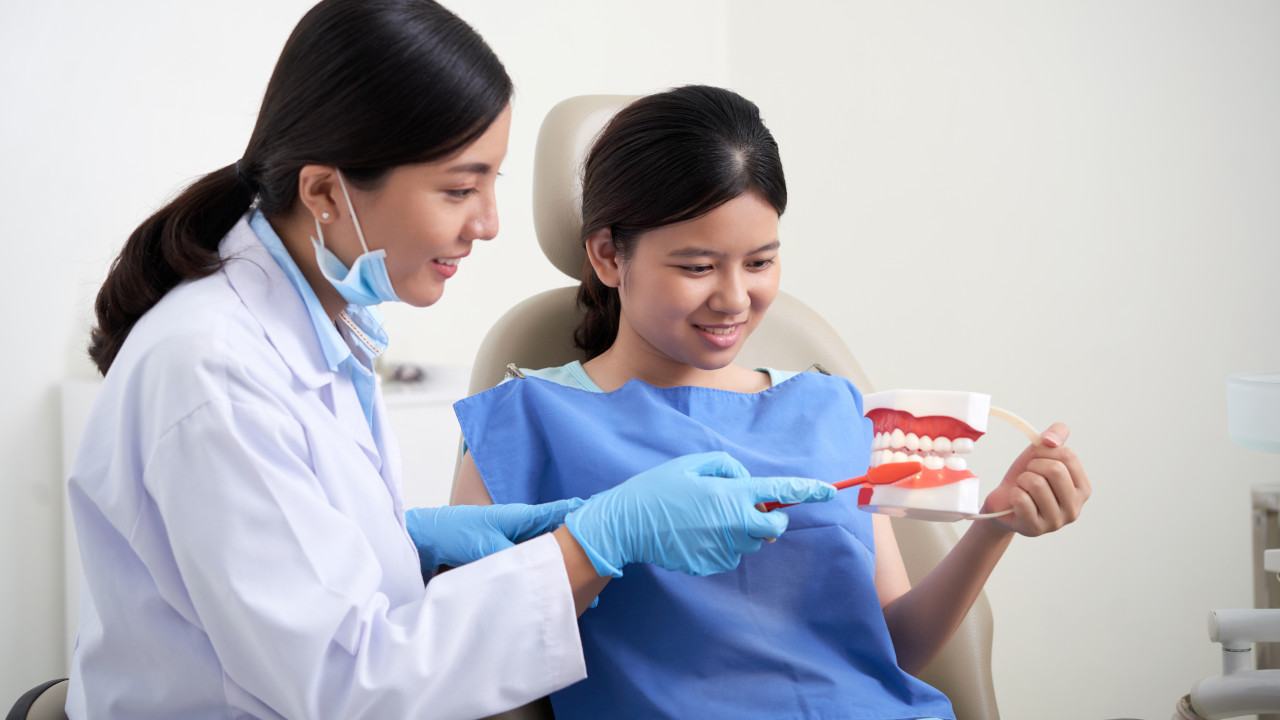 Solusi Sakit Gigi Berlubang: Pendekatan Berbeda untuk Gigi Depan dan Gigi Belakang